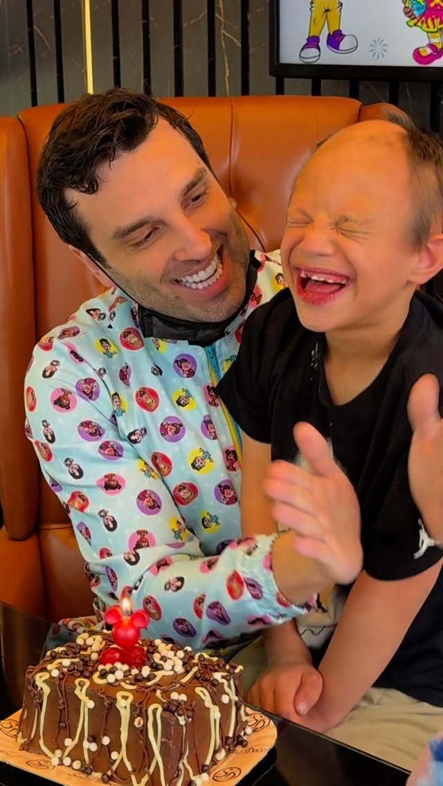 Criança rindo em aniversário com o doutor